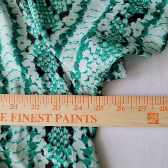 Violet & Claire Womens Blouse Plus Size 2x Green Snakeskin Print Short Sleeves - Picture 9 of 10